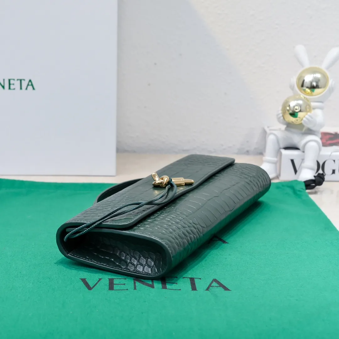 Batch 1420 Bottega Veneta Fall in love with Andiamo at first sight, new design, natural Nile rare leather crocodile pattern complex handbag, a model handbag for women, no need for color cover, no emotional camouflage, immersive depth and excitement, the classic element KNOT knot is inspired, modernist aesthetics and jewelry field craftsmanship reinterpret the knot element, bringing a clutch full of modern texture and elegant and quiet lady spirit. Style number: 1511 Size: 31*13*3cm